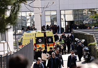 Εξιτήριο για τις 4 γυναίκες που τραυμάτισε ο 89χρονος στο Πρωτοδικείο – Παραμένει νοσηλευόμενος ο υπάλληλος του ΕΦΚΑ