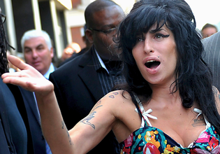 Έιμι Γουάινχαουζ: Δικαστικό «χαστούκι» στον πατέρα της – «Αναξιόπιστος, εμμονικός με το κέρδος»