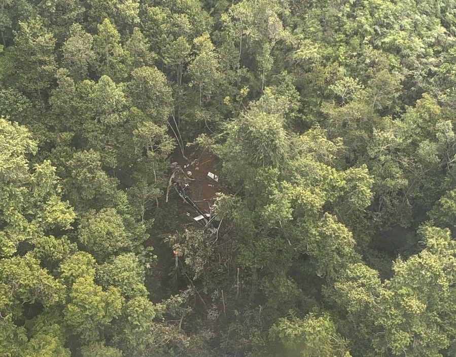 Συντριβή ιδιωτικού ελικοπτέρου στην Ινδονησία – Νεκροί οι επιβάτες και το πλήρωμα