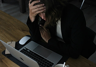 Η πολλή δουλειά τρώει τον… εργαζόμενο: Η εργασία προκαλεί 840.000 θανάτους ετησίως