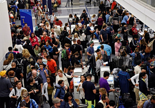 Χάος στα ευρωπαϊκά αεροδρόμια – Ουρές, καθυστερήσεις και χαμένες πτήσεις από το νέο σύστημα εισόδου-εξόδου