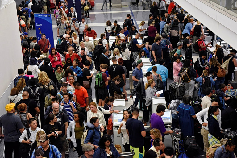 Χάος στα ευρωπαϊκά αεροδρόμια - Ουρές, καθυστερήσεις και χαμένες πτήσεις από το νέο σύστημα εισόδου-εξόδου