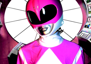 Με τη δύναμη του script: Πώς μια χάκερ εξευτέλισε την ακροδεξιά και διέγραψε το «Tinder των νεοναζί»