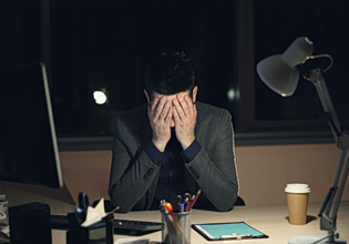 Έλληνες εργαζόμενοι: Αυξάνονται οι ευκαιρίες απασχόλησης, βυθίζεται η ευημερία