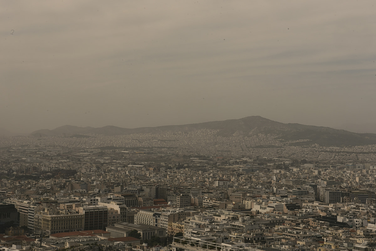 Meteo: Η αφρικανική σκόνη ήρθε και θα μείνει – Πότε αναμένονται λασποβροχές – Οι περιοχές που θα επηρεαστούν