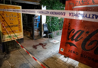 ΓΑΔΑ: Παραδόθηκε ο ληστής που είχε μαχαιρώσει περιπτερά στα Εξάρχεια