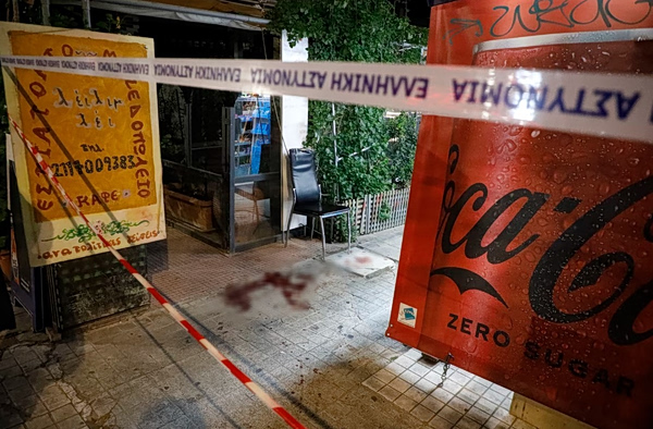 ΓΑΔΑ: Παραδόθηκε ο ληστής που είχε μαχαιρώσει περιπτερά στα Εξάρχεια