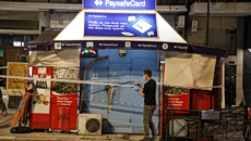 Εξάρχεια: Εκτός κινδύνου ο 50χρονος που δέχτηκε επίθεση με μαχαίρι – Αναζητούνται οι δύο δράστες