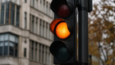 Μπορώ να περάσω το φανάρι με… πορτοκαλί; Τι λέει ο νέος ΚΟΚ και ποιο είναι το πρόστιμο