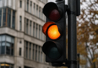 Μπορώ να περάσω το φανάρι με… πορτοκαλί; Τι λέει ο νέος ΚΟΚ και ποιο είναι το πρόστιμο