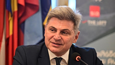 Στο ΠΑΣΟΚ ο Φαραντούρης – Έρχονται κι άλλες «μεταγραφές»