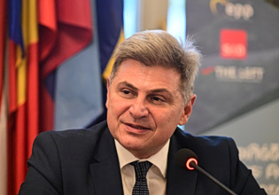 Στο ΠΑΣΟΚ ο Φαραντούρης – Έρχονται κι άλλες «μεταγραφές»