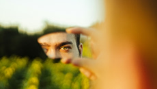 Νάρκισσοι: Έτσι μπορείς να τους καταλάβεις από νωρίς