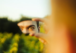 Νάρκισσοι: Έτσι μπορείς να τους καταλάβεις από νωρίς