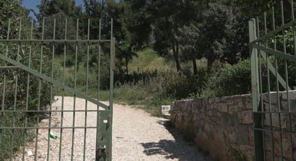 «Δεν είπε ούτε λέξη, μας χτύπησε και έφυγε» – Τι λένε στο in τα θύματα της επίθεσης στου Φιλοπάππου