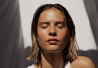 Love Fusion: Τα beauty essentials που χρειάζεσαι στο νεσεσέρ σου για μία ανάλαφρη, φωτεινή επιδερμίδα