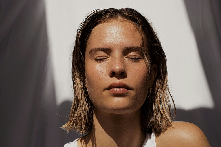 Love Fusion: Τα beauty essentials που χρειάζεσαι στο νεσεσέρ σου για μία ανάλαφρη, φωτεινή επιδερμίδα
