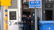 Θεσσαλονίκη: Έφοδος της ΟΠΚΕ στην πολυκατοικία του 20χρονου που πετάει αντικείμενα από το μπαλκόνι
