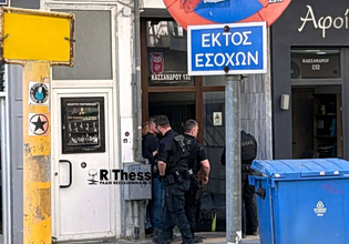 Θεσσαλονίκη: Έφοδος της ΟΠΚΕ στην πολυκατοικία του 20χρονου που πετάει αντικείμενα από το μπαλκόνι