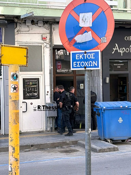 Θεσσαλονίκη: Έφοδος της ΟΠΚΕ στην πολυκατοικία του 20χρονου που πετάει αντικείμενα από το μπαλκόνι