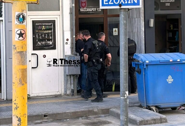 Θεσσαλονίκη: Έφοδος της ΟΠΚΕ στην πολυκατοικία του 20χρονου που πετάει αντικείμενα από το μπαλκόνι