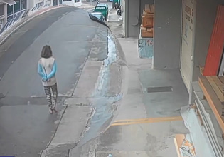 Βίντεο ντοκουμέντο με γυναίκα δεμένη πισθάγκωνα στον δρόμο, πριν αφήσει την τελευταία της πνοή στο νοσοκομείο