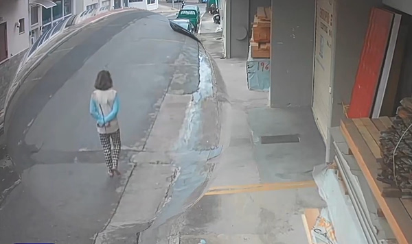 Λακωνία: Βίντεο ντοκουμέντο με γυναίκα δεμένη πισθάγκωνα στον δρόμο, προτού αφήσει την τελευταία της πνοή