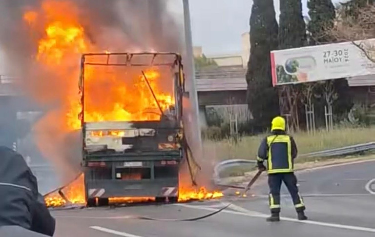 Φωτιά σε φορτηγό στη λεωφόρο Κηφισού – Καθυστερήσεις στο ύψος της Αχαρνών