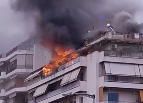 Μεγάλη φωτιά σε διαμέρισμα στη Νέα Σμύρνη
