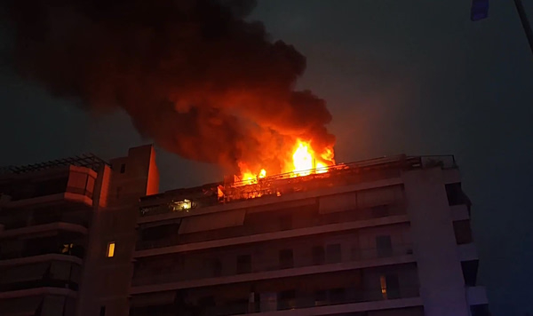 Μεγάλη φωτιά σε διαμέρισμα στη Νέα Σμύρνη