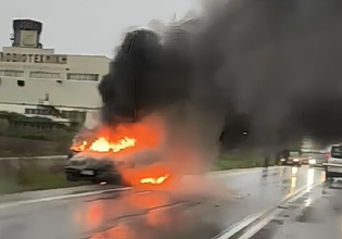 Αυτοκίνητο έπιασε φωτιά στην εθνικό οδό Λάρισας – Τρικάλων
