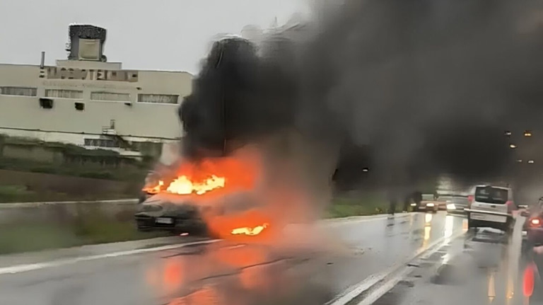 Αυτοκίνητο έπιασε φωτιά στην εθνικό οδό Λάρισας – Τρικάλων