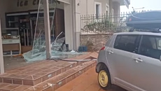 Αγρίνιο: Αυτοκίνητο έπεσε πάνω σε τζαμαρία φούρνου και την διέλυσε