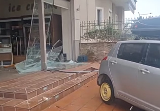 Αγρίνιο: Αυτοκίνητο έπεσε πάνω σε τζαμαρία φούρνου και την διέλυσε