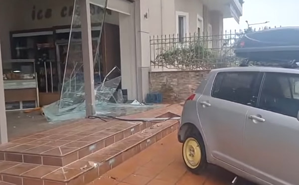 Αγρίνιο: Αυτοκίνητο έπεσε πάνω σε τζαμαρία φούρνου και την διέλυσε