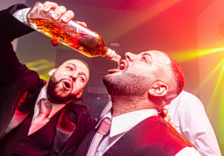 Από το κέφι στην παρακμή – Οι δύο όψεις του αλκοόλ για το μυαλό και το σώμα μας