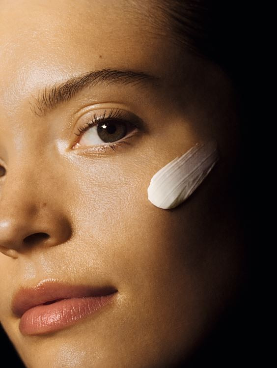 Επαναλάβετε 3 φορές. Αναζωογονημένη και καταπραϋνμένη, η επιδερμίδα ακτινοβολεί υπέροχη λάμψη