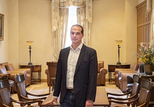 Γαβριήλ Σακελλαρίδης στο in: Η ανακύκλωση της συζήτησης για το 2015 βολεύει τον Μητσοτάκη — η Αριστερά πρέπει να κοιτάξει μπροστά