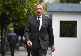 Κολωνάκι: Φυλλάδια και συνθήματα στην πολυκατοικία που στεγάζεται το δικηγορικό γραφείο του Γιώργου Γεραπετρίτη