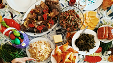 Πάσχα: Πώς να μην «σκάσουμε» στο φετινό οικογενειακό τραπέζι