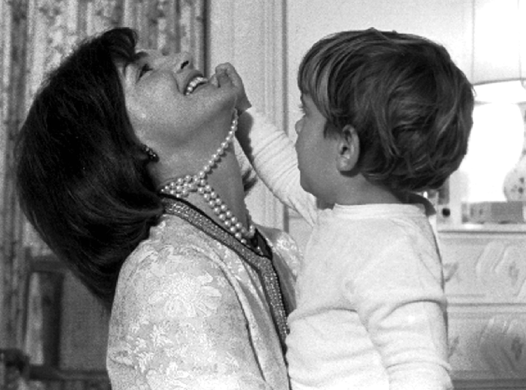 Ο μικρός Τζον Κένεντι Τζούνιορ παίζει με το κολιέ από ψεύτικα μαργαριτάρια της μητέρας του, Ζακλίν Κένεντι, σε αυτή τη φωτογραφία αρχείου του 1962.