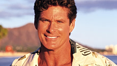 Ντέιβιντ Χάσελχοφ: Έκανε βόλτες στο Λος Άντζελες στηριζόμενος σε περιπατητήρα παρέα με τη σύζυγό του