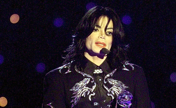 Τα εμβληματικά loafers του Μάικλ Τζάκσον βγαίνουν σε δημοπρασία