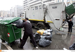 Θεσσαλονίκη: Η στιγμή που υπάλληλοι του Δήμου συνειδητοποιούν ότι άστεγος έπεσε μέσα στο απορριμματοφόρο