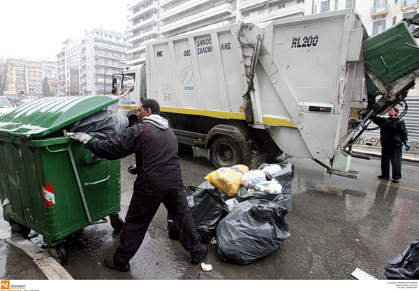 Θεσσαλονίκη: Η στιγμή που υπάλληλοι του Δήμου συνειδητοποιούν ότι άστεγος έπεσε μέσα στο απορριμματοφόρο