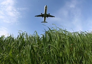 Αεροπορική εταιρεία στην Ολλανδία ακυρώνει πτήσεις λόγω της αύξησης του κόστους των καυσίμων