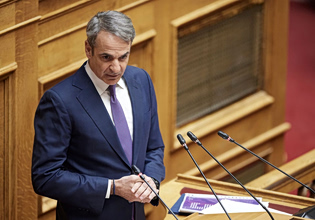 Μητσοτάκης: Με ειρωνείες στην αντιπολίτευση «απάντησε» για τα «γαλάζια» σκάνδαλα