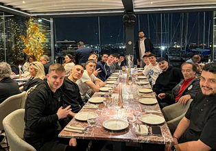 Ο Άλεκ Πίτερς έκανε το τραπέζι στους πρωταθλητές Εφήβους του Ολυμπιακού (pics)