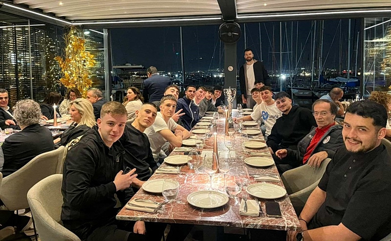 Ο Αλεκ Πίτερς έκανε το τραπέζι στους πρωταθλητές Εφήβους του Ολυμπιακού (pics)