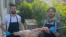 Πίτερς και Πάπας ξεκίνησαν από νωρίς να σουβλίζουν αρνί (pic)